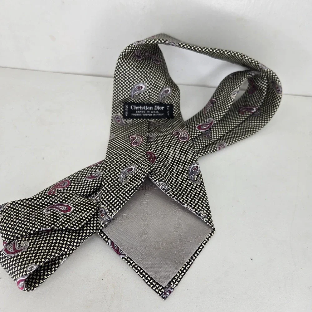Christian Dior Beautiful All Silk Paisley Neck Tie Gray Purple Pink‎ Woven Italy